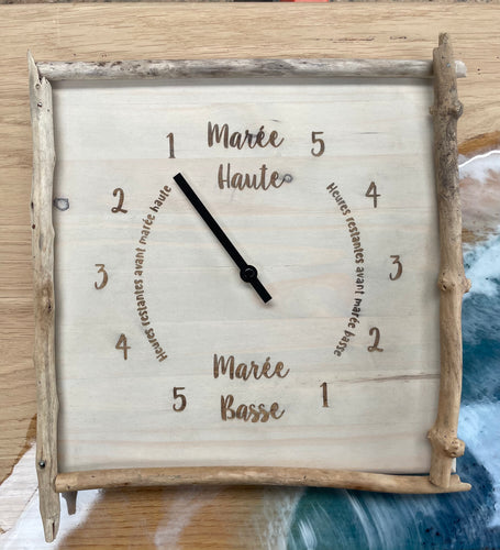 Horloge à marée en bois grisé et bois flotté , modèle 