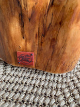 Charger l&#39;image dans la galerie, Table d&#39;appoint en bois de Cyprès échauffé , style riviere epoxy