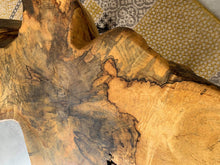 Charger l&#39;image dans la galerie, Table basse en bois de marronnier centenaire échauffé , style live edge