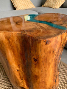 Table d'appoint en bois de Cyprès échauffé , style riviere epoxy
