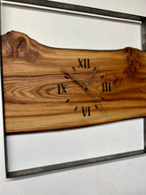 Charger l&#39;image dans la galerie, Horloge live edge  , modèle tranche d’orme horizontale