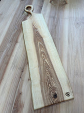 Charger l&#39;image dans la galerie, Plateau dégustation XL / plateau charcuterie  en bois de frêne Olivier