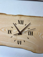 Charger l&#39;image dans la galerie, Horloge live edge  , modèle tranche de frêne