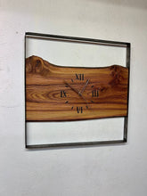 Charger l&#39;image dans la galerie, Horloge live edge  , modèle tranche d’orme horizontale