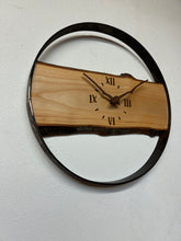 Charger l&#39;image dans la galerie, Horloge live edge  , modèle tranche de pommier cercle