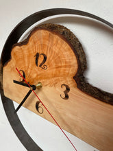 Charger l&#39;image dans la galerie, Horloge live edge  , modèle loupe d’aulne