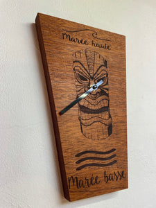 Horloge à marées en bois de  Sipo modèle « Tiki boy »