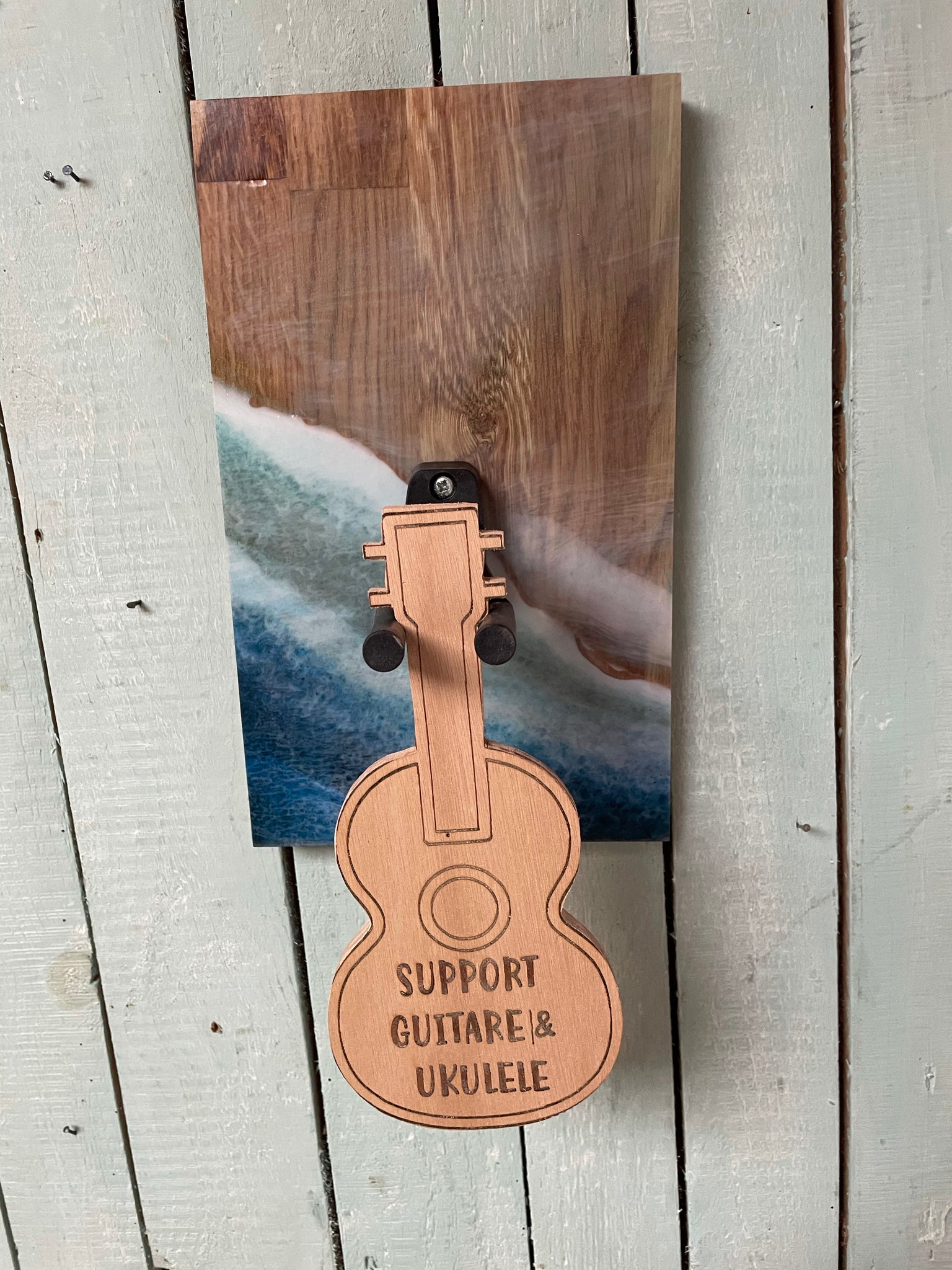 Stand mural pour guitare « océan »( + ukulélé / basse) en chêne