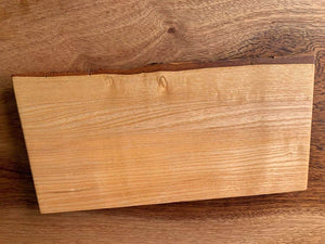Planche à service  en bois de frêne et rivière époxy , modèle " baie d'authie 1/3"