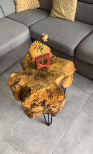 Table basse en bois de marronnier centenaire échauffé , style live edge