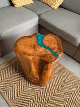 Charger l&#39;image dans la galerie, Table d&#39;appoint en bois de Cyprès échauffé , style riviere epoxy